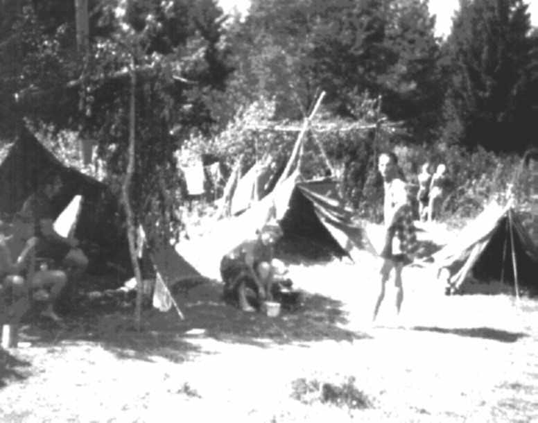 Camper vor ihren Zelten um 1960